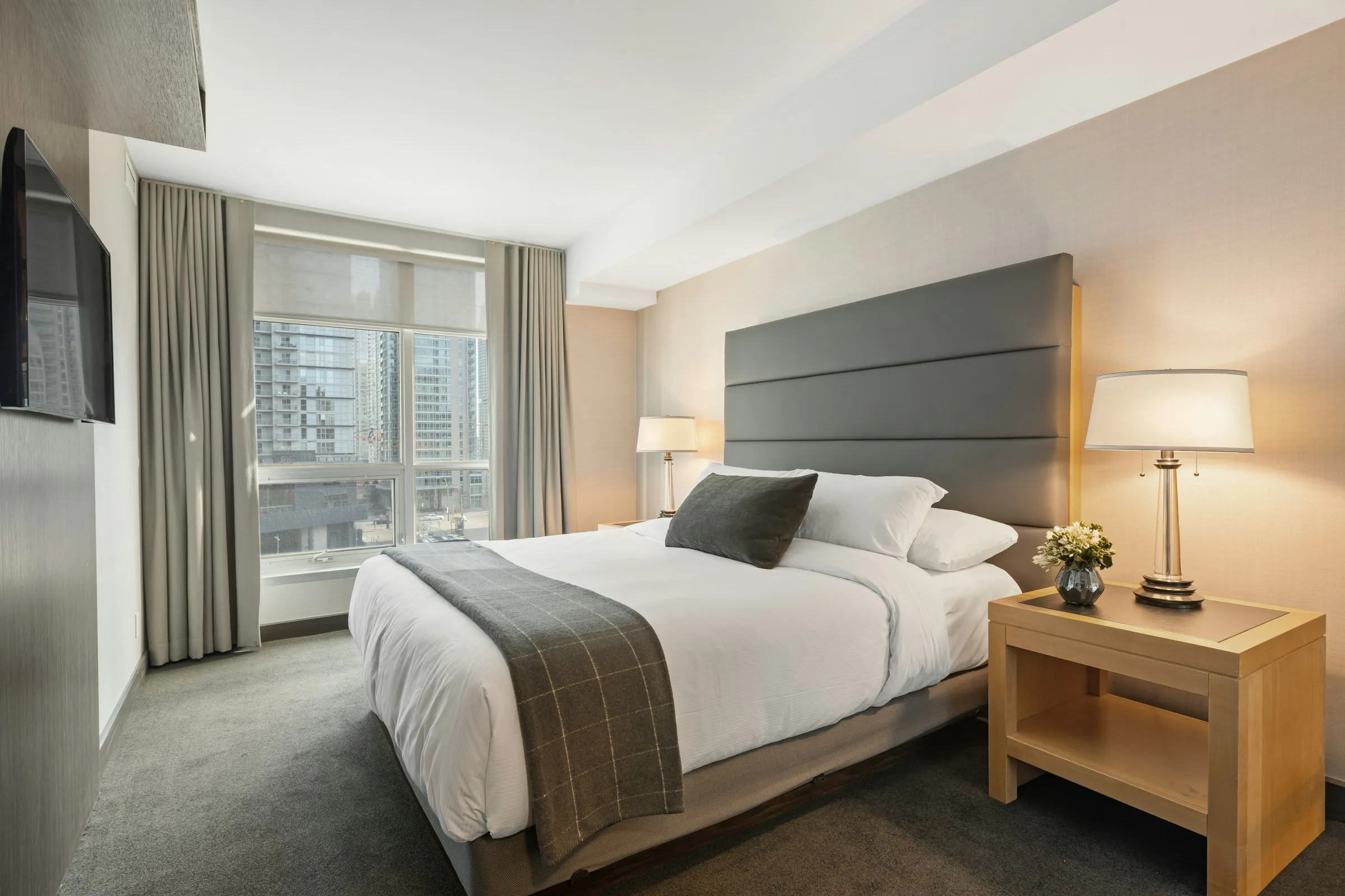 Boxspringbett in einer ruhigen Hotelsuite