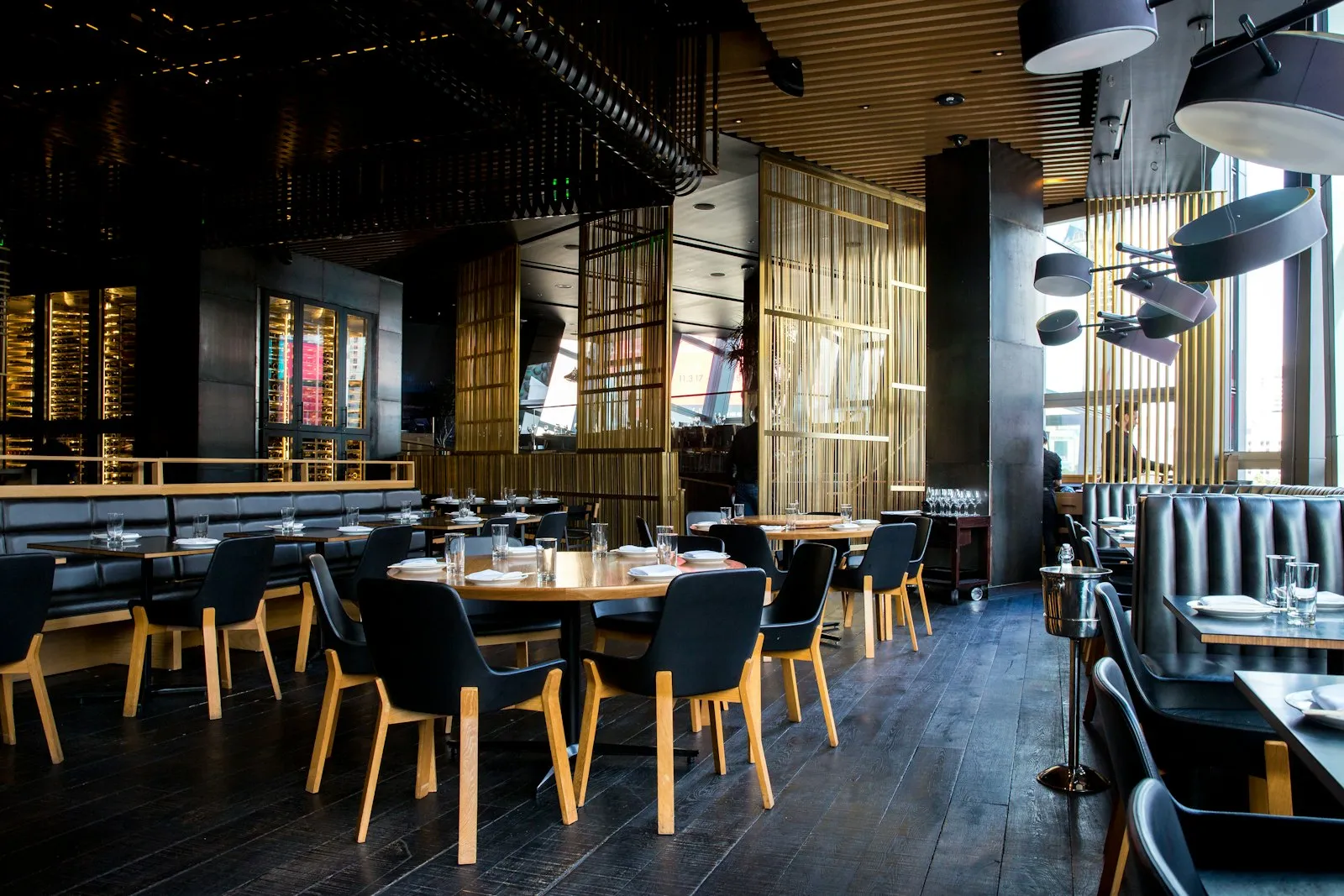 Hochwertig bestuhltes Hotelrestaurant
