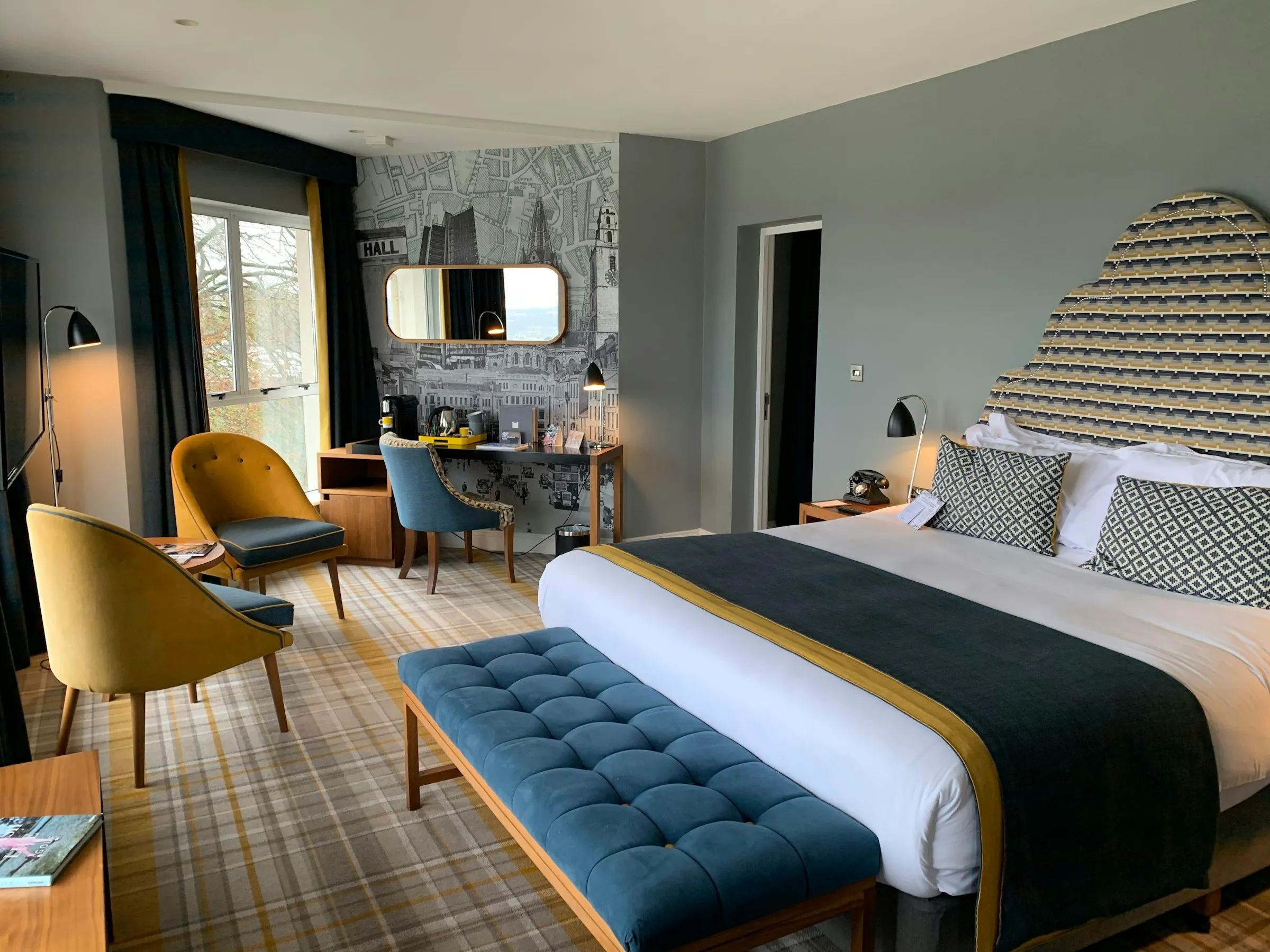 Elegante Boutique-Hotelsuite in Blau- und Goldtönen