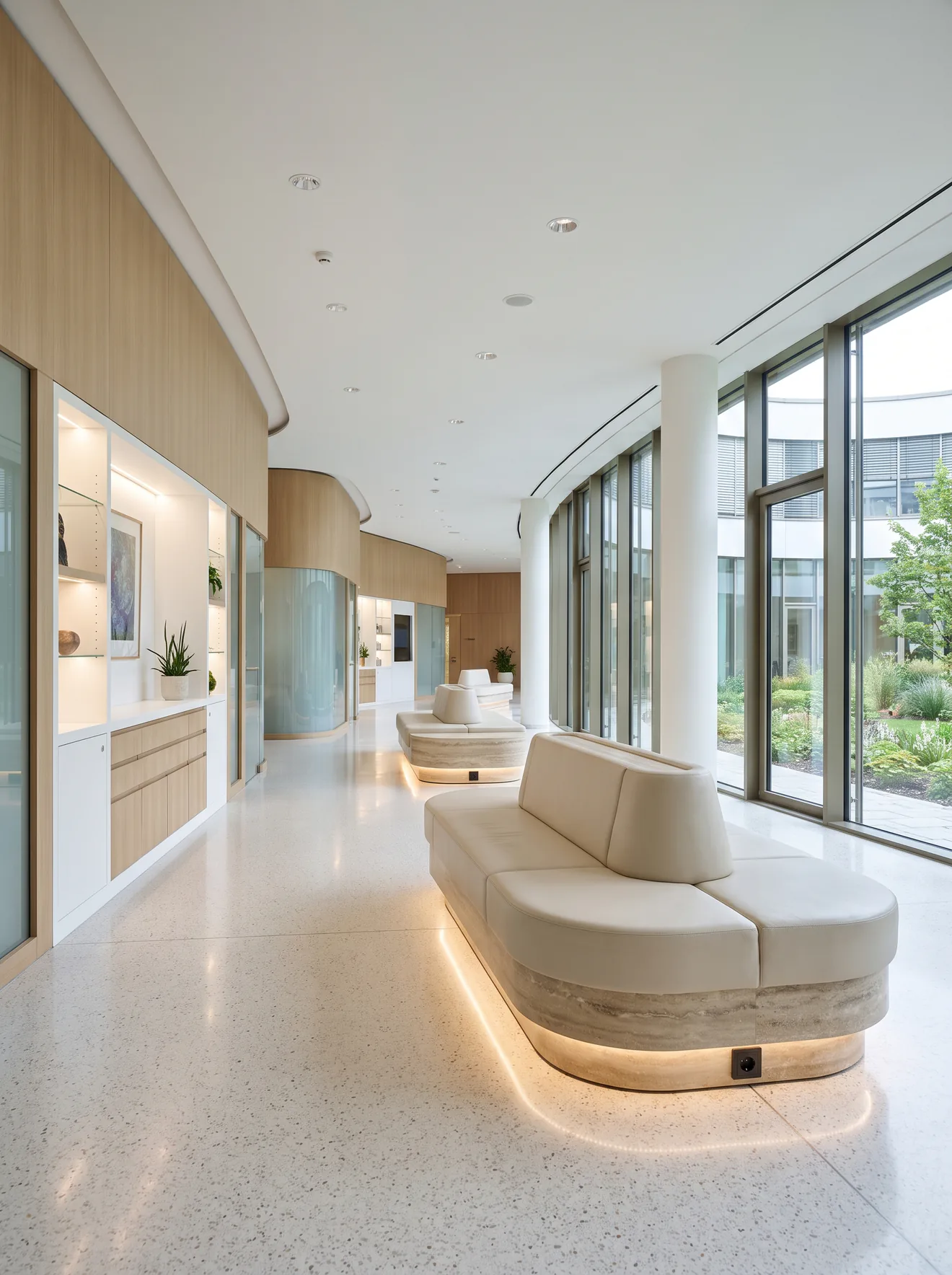 Heller Klinikflur mit maßgefertigten Einbauten und Sitzmöbeln